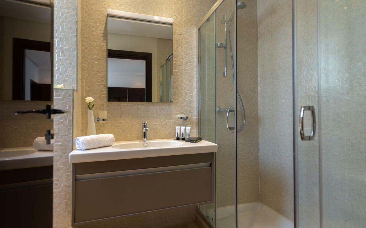 Deluxe Suite King-Size Bed – Lake View
